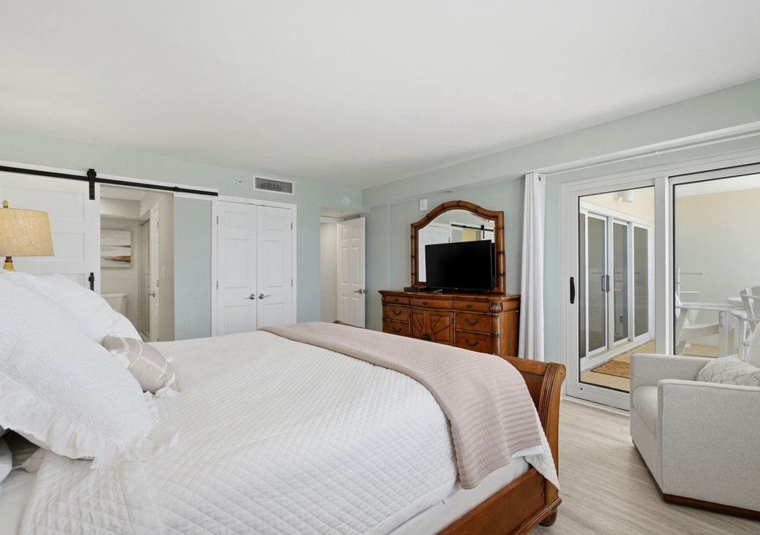 Sandy Key 818- Bedroom 1 & TV