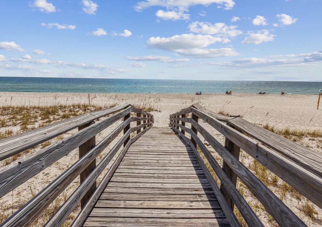 amenity-gulfside villa walk to beach-231023_gulf-villa-exteriors_003