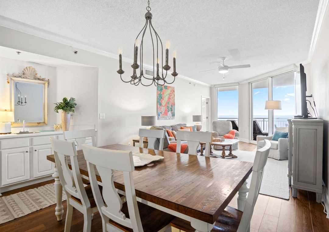 Palacio 1002- Dining Room, Living Room & Balcony View