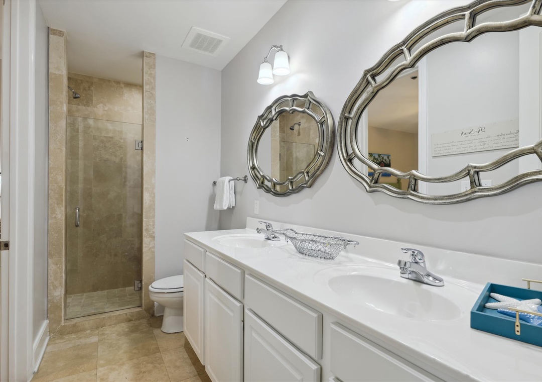 Sailmaker 901 Guest Bathroom #1