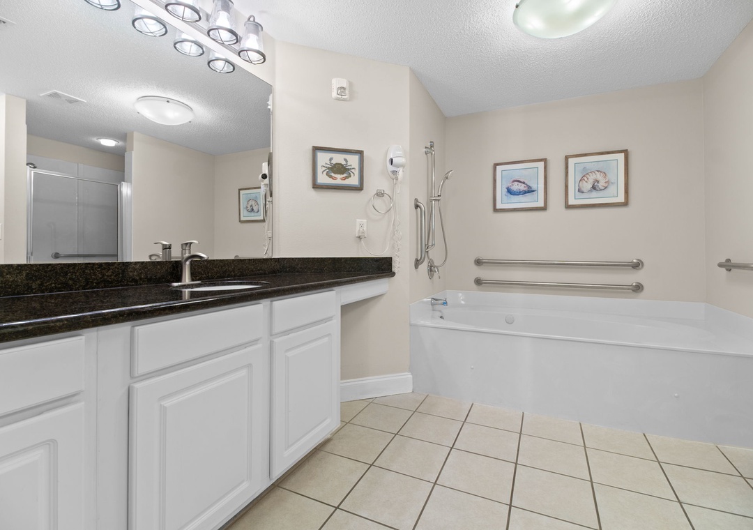 Palacio 404 Master Bathroom