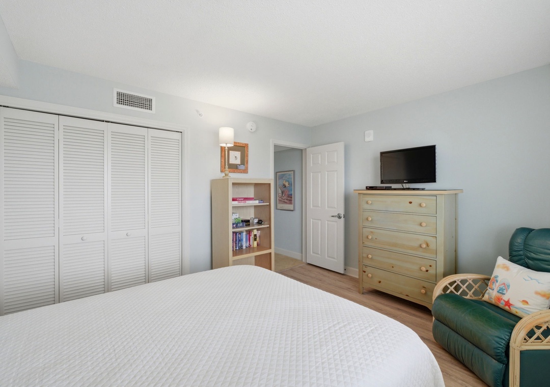 Sandy Key 817- Bedroom 2 & TV