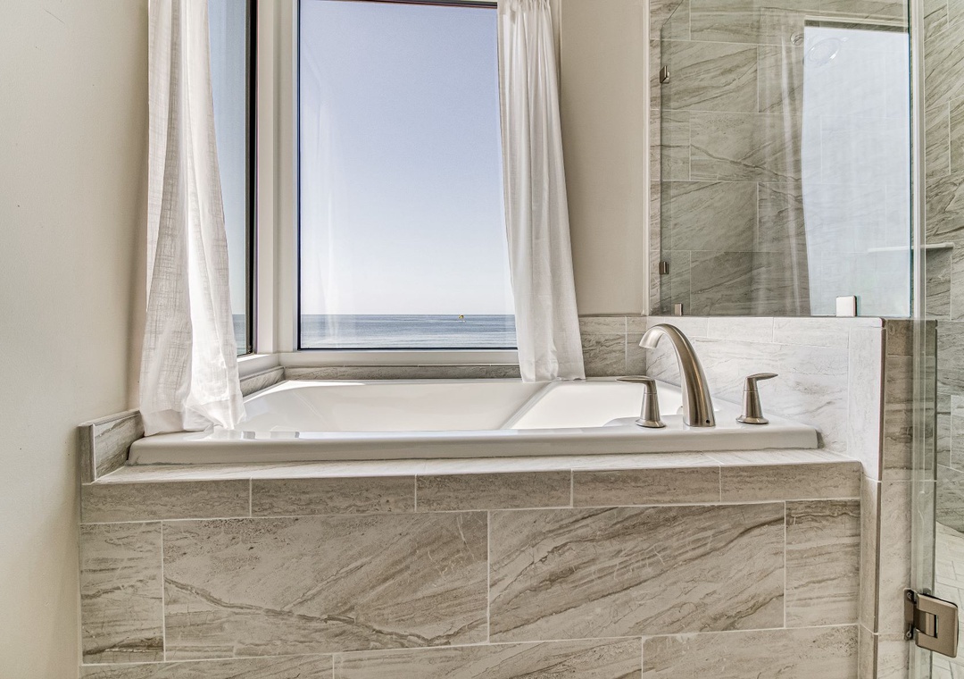 Beach Colony Tower 4B Mater Bathroom Tub