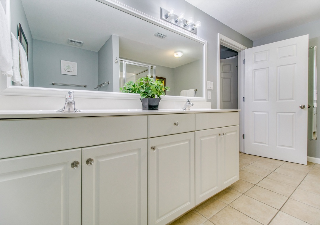 Windemere 906 Guest Bathroom #1 Double Vanity