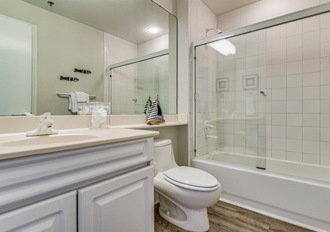 Beach Colony Tower 15A Guest Basthroom