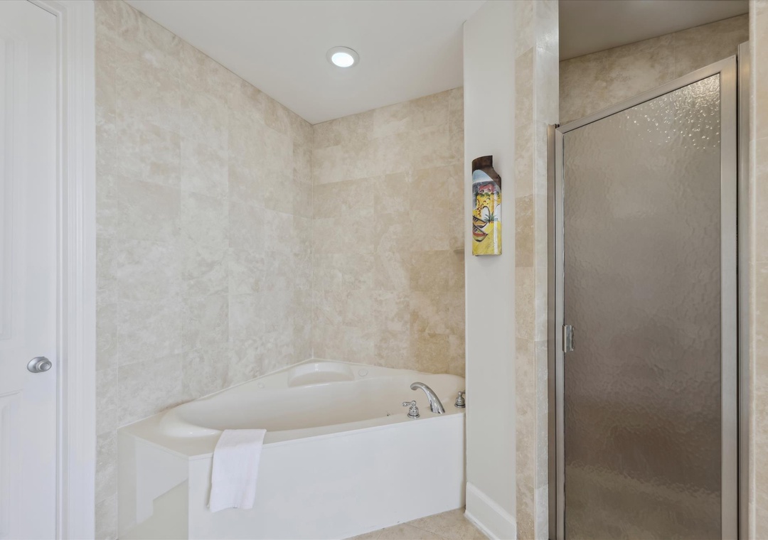 Sailmaker 901 Master Bathroom Shower and Tub