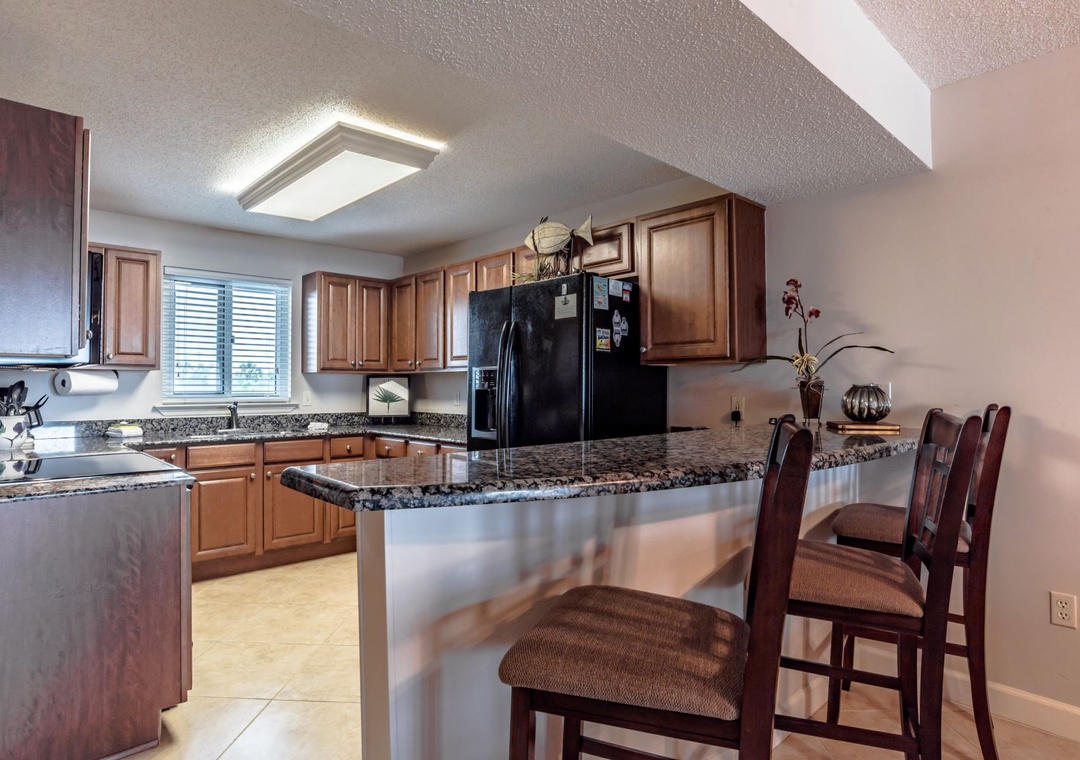 Sandy Key 336 Kitchen Bar with Seating for 3