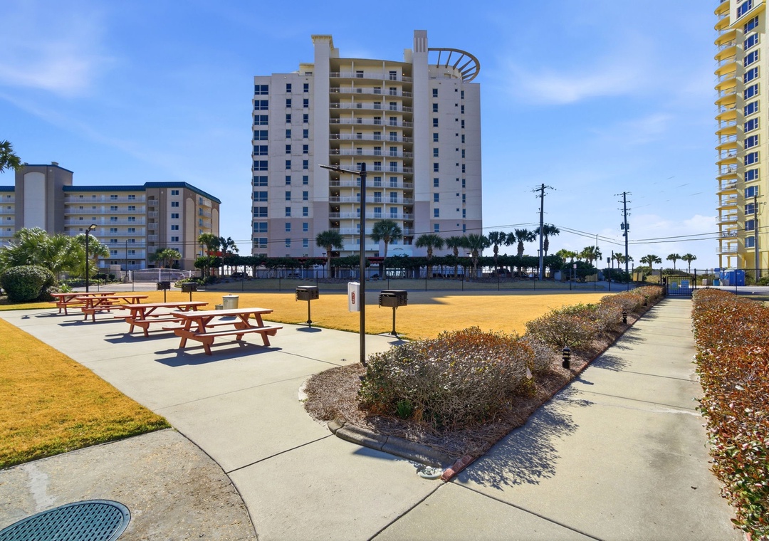 Grand Caribbean West Picnic Tables & Grills