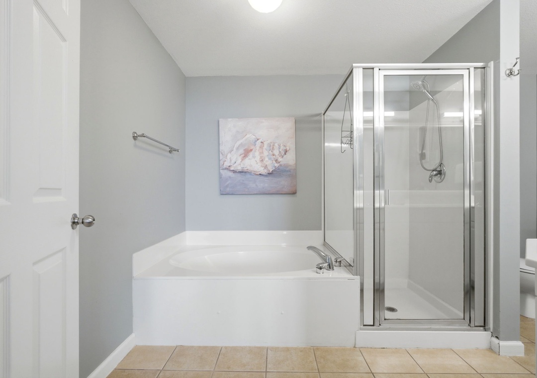 Windemere 906- Bathroom 1 Soaking Tub & Separate Shower