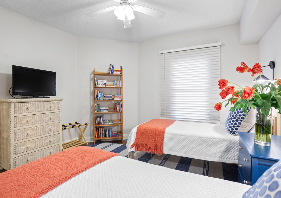 Palacio 1002- Bedroom 2 with TV