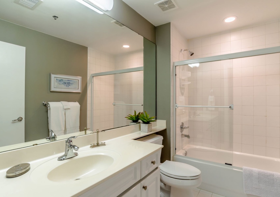 Beach Colony Tower 12C Guest Bathroom