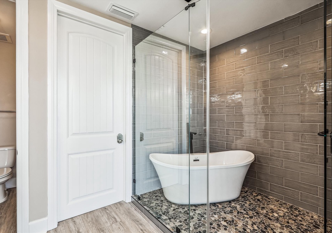 Sailmaker 1001 Guest Bathroom #1 with Soaker Tub