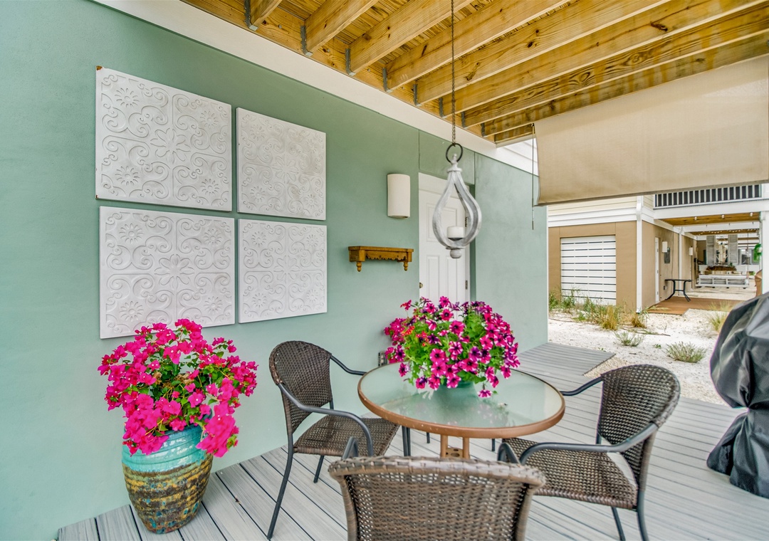 Lost Key Flip Flop Stop Patio with Table and Chairs