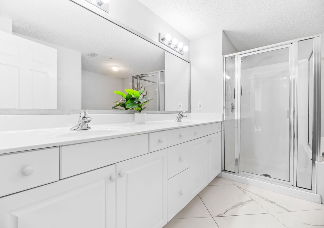 Windemere 1008- Bathroom 1 Bright and clean