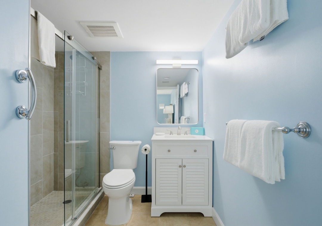 Sandy Key 637- Soft blue tones and crisp white accents create a calming retreat. Fresh towels await your arrival, and the walk-in shower with grab bars ensures your comfort and safety.