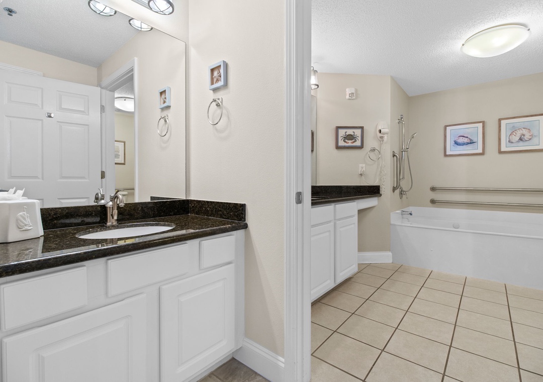 Palacio 404 Master Bathroom