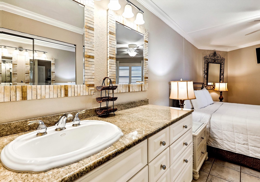 Perdido Sun 714 Vanity and King Bed