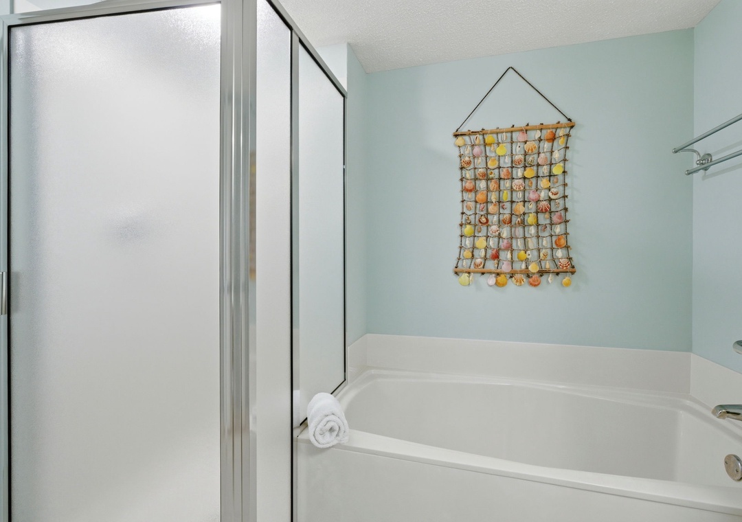 Sandy Key 817- Bathroom 1 Tub and Shower