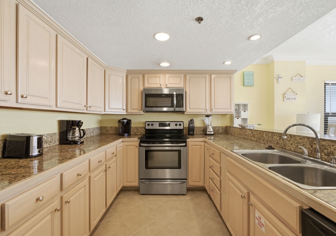 Ocean Breeze E601- Step into your fully equipped kitchen with granite counters, stainless appliances, and ample cabinet space—everything you need to whip up vacation meals or morning coffee with ease.