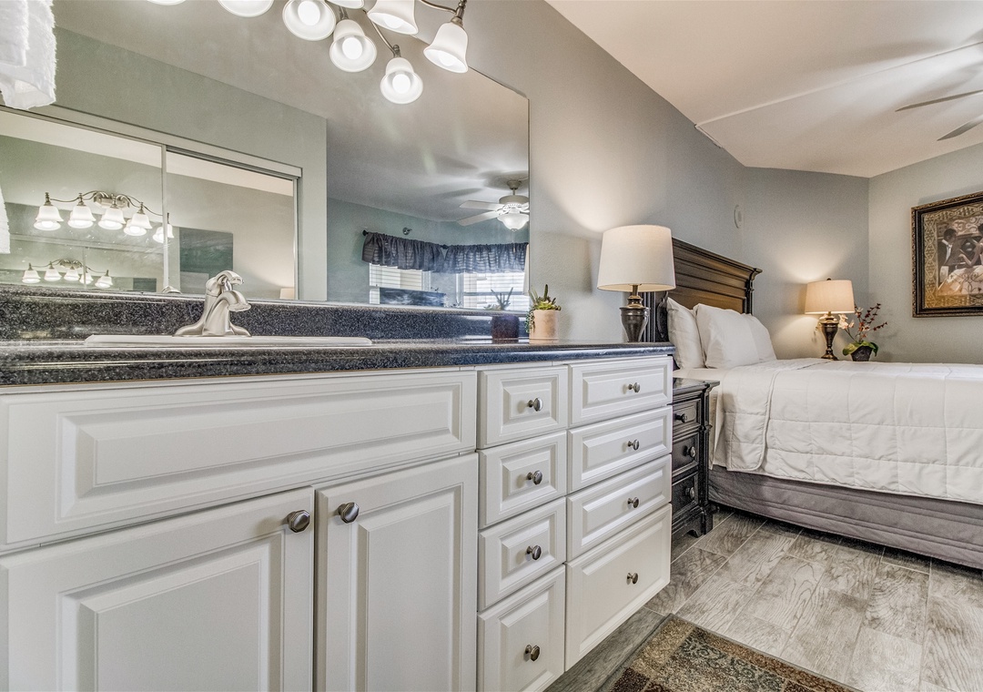 Perdido Sun 1004 Guest Bedroom #1 Vanity