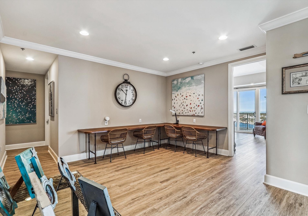 Sailmaker 1001 Sailmaker 1001 Desk and Seating Area