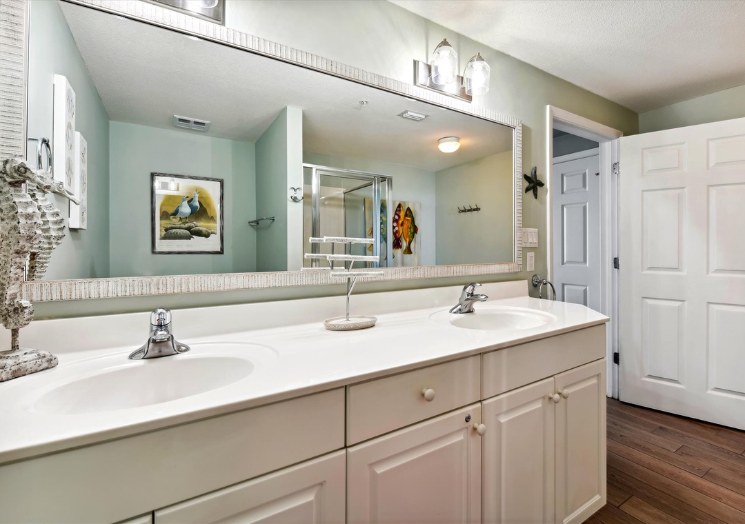 Windemere 706 Guest Bathroom #1