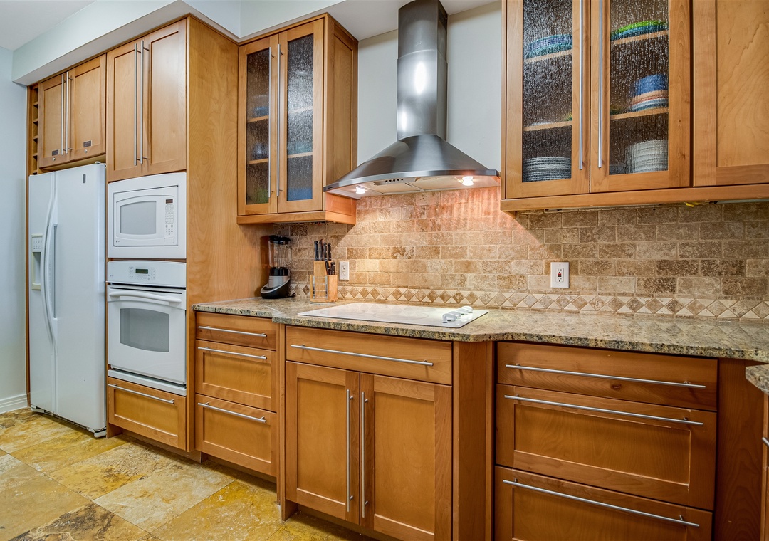 Beach Colony West PH2B Kitchen Stove, Oven, and Microwave