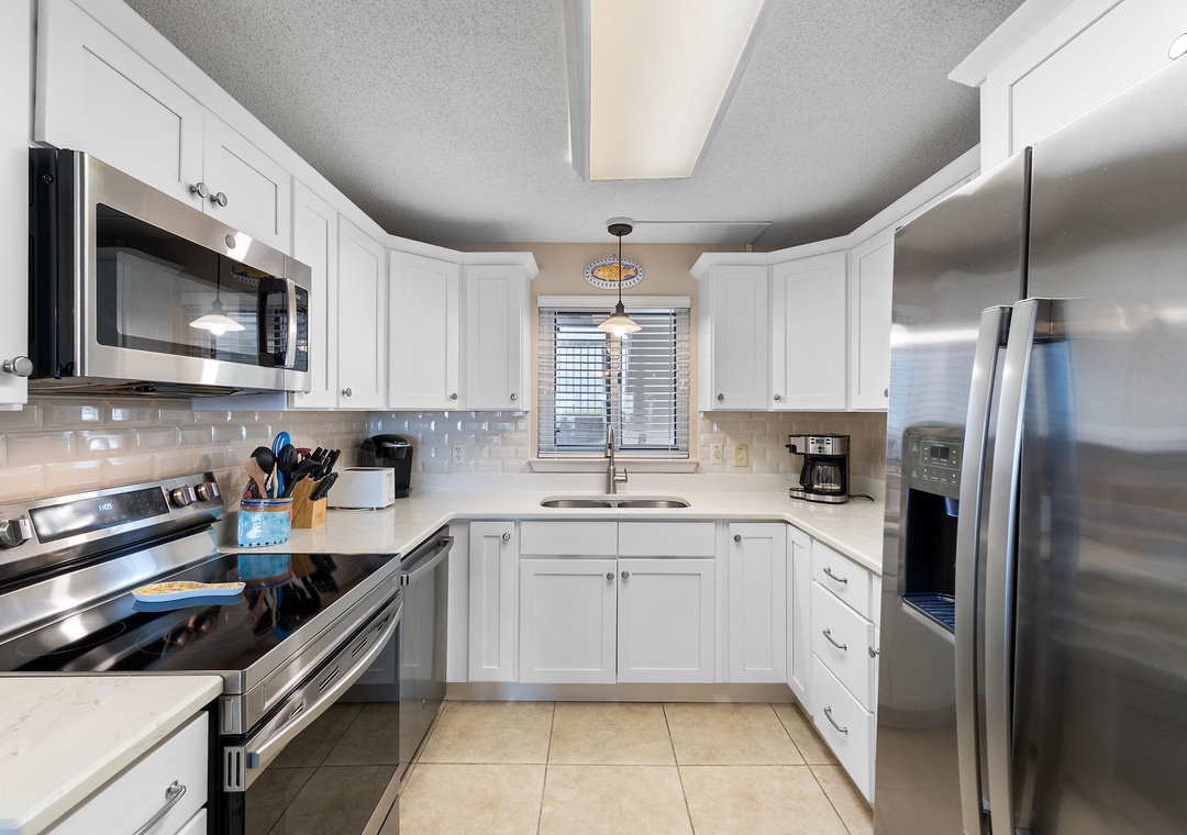 Sandy Key 628- Prepare your favorite meals in this bright, fully equipped kitchen with stainless steel appliances, ample storage, and everything you need for a comfortable stay.