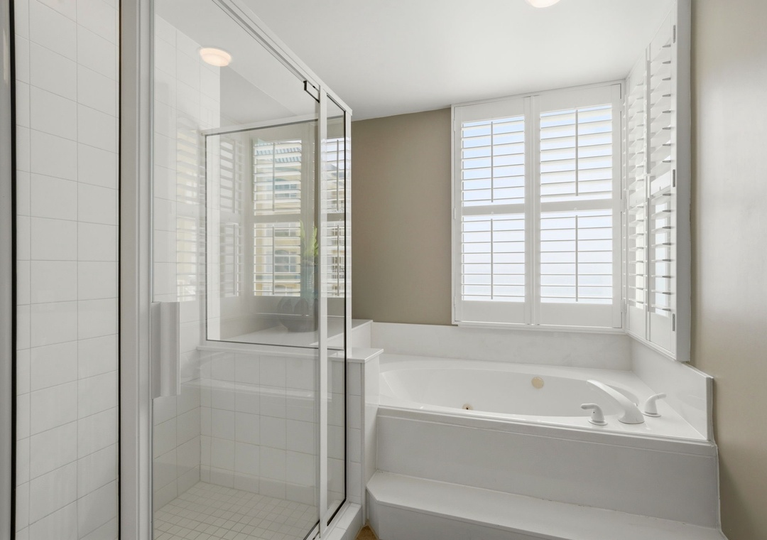 Beach Colony Tower PH1D- Bathroom 1 Separate Shower & Jetted Tub