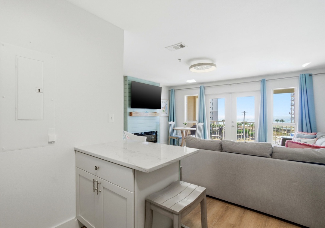 Grand Caribbean 411W- Bar in Kitchen