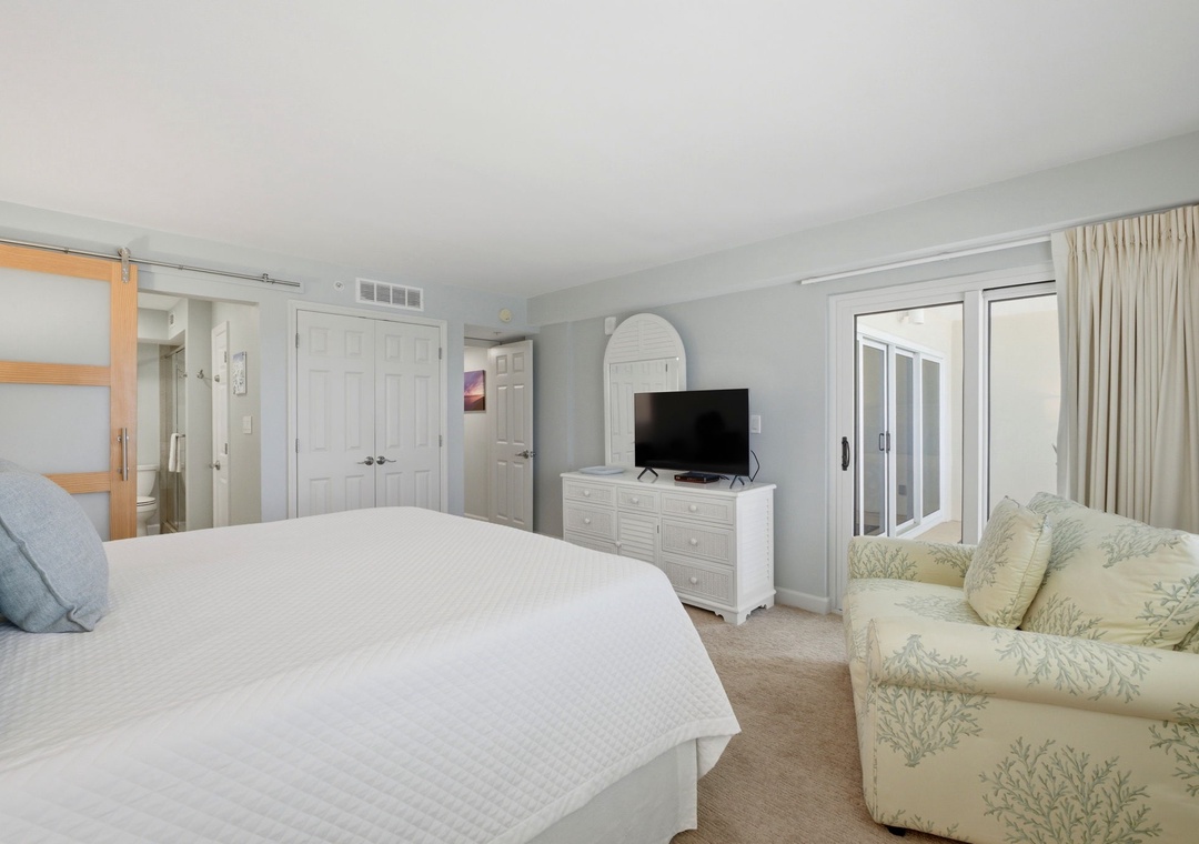 Sandy Key 718- Bedroom 1 & TV