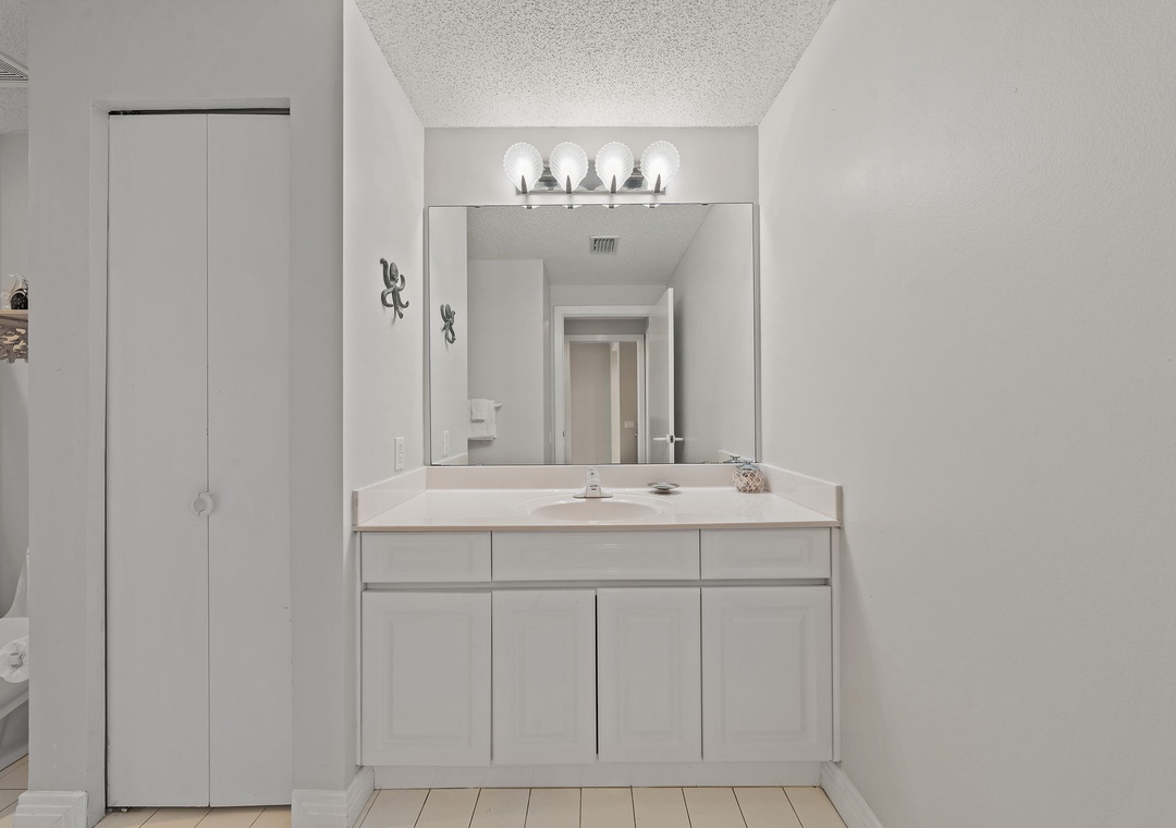 Beach Colony T15B- Step into your bright, clean bathroom with plentiful vanity space, fresh towels, and thoughtful lighting to help you start your mornings feeling refreshed and ready.