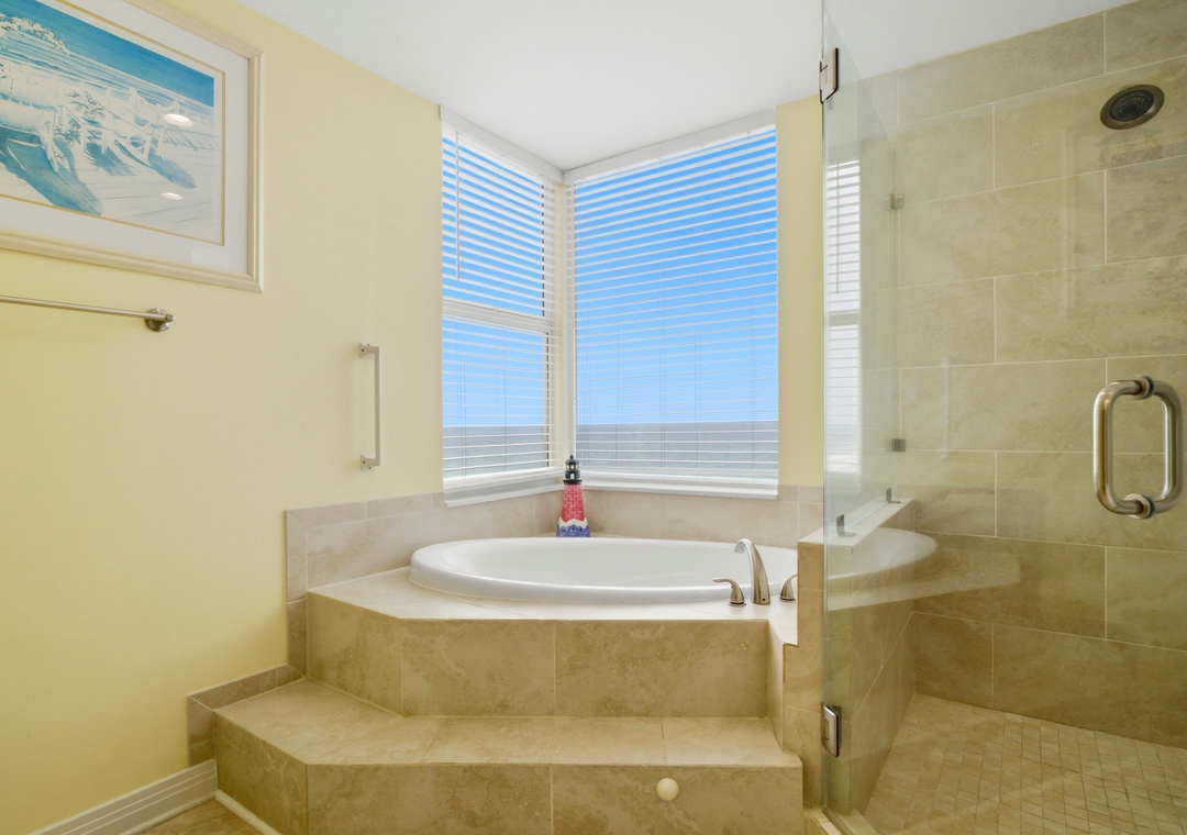 Beach Colony W6B- Bathroom 1 Jetted Tub & View of Gulf