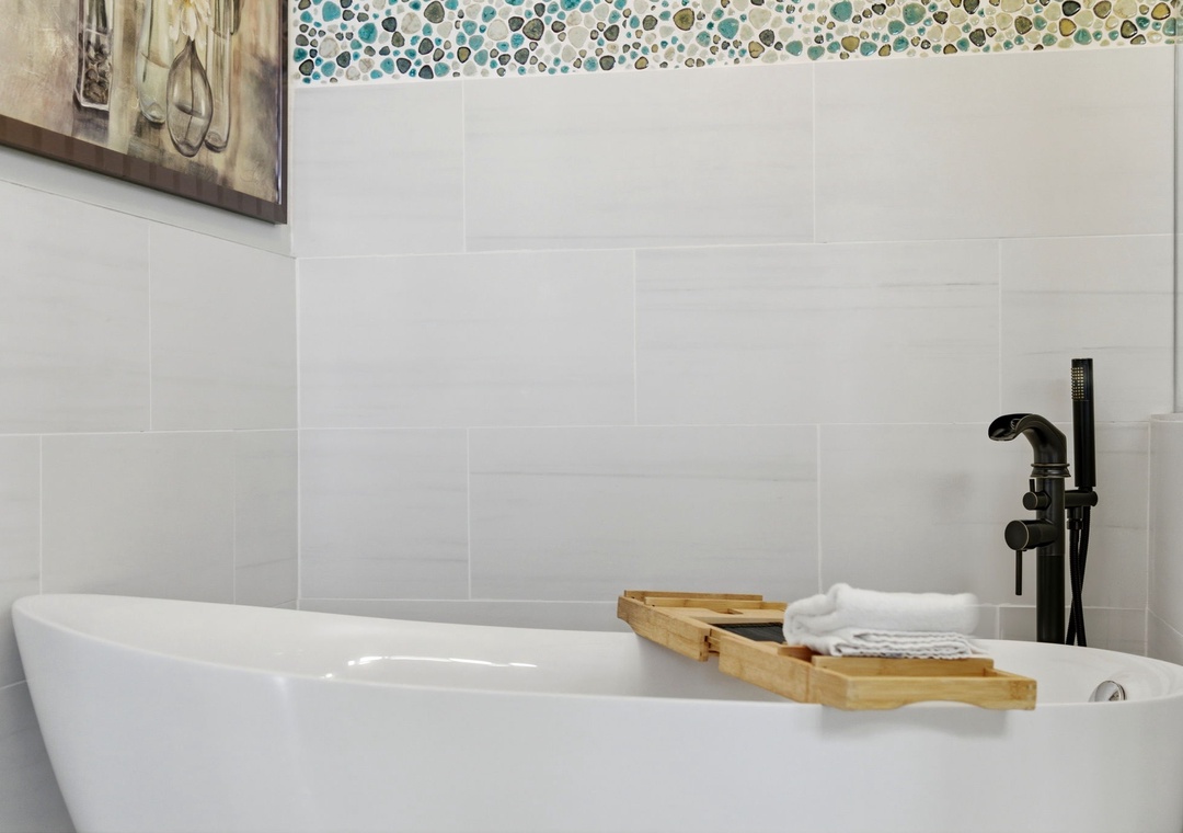 Windemere 1502- Bathroom 1 Soaking Tub