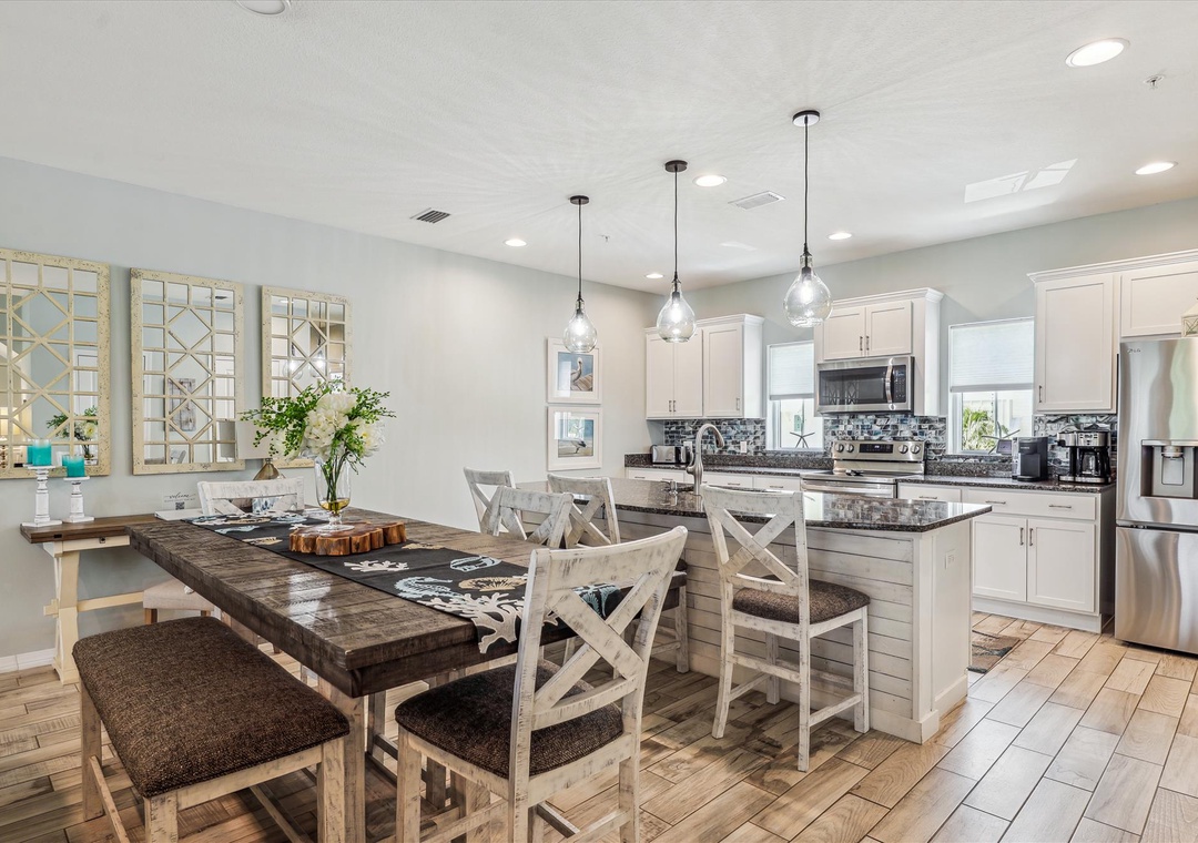 Key Breezes main level dining area 8a3818