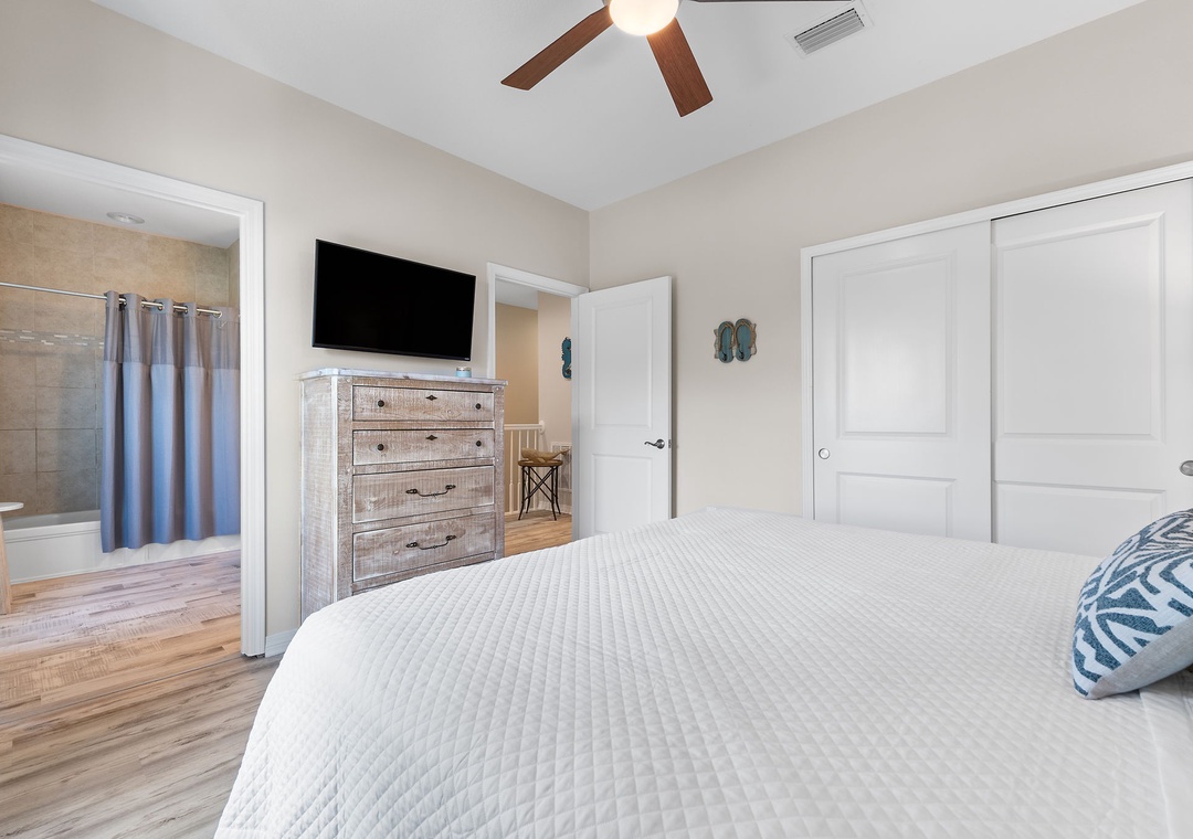 Turtles Nest- Sink into your crisp white bed under the warmth of a ceiling fan and let the coastal-inspired decor put you at ease. Your ensuite bathroom awaits just steps away.