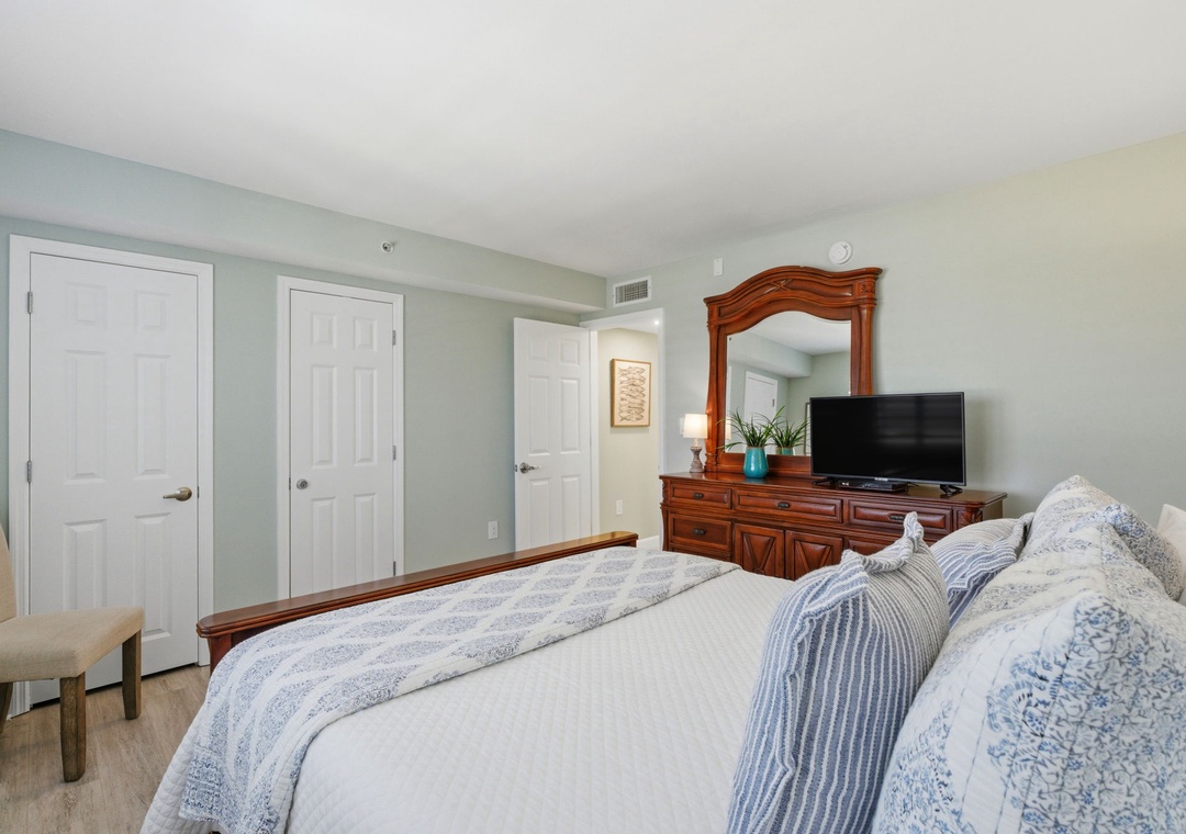 Sandy Key 818- Bedroom 2 & TV