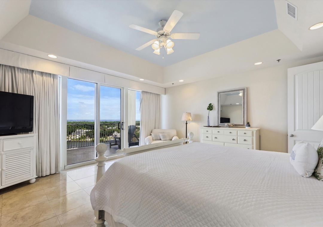 Sailmaker 901 Master Bathroom King Bed with Views