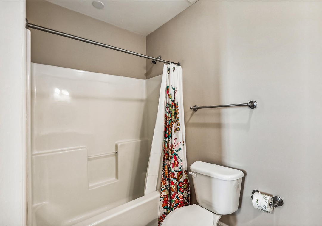 Sailmaker 1001 Guest Bathrom #4 Shower Tub Combo