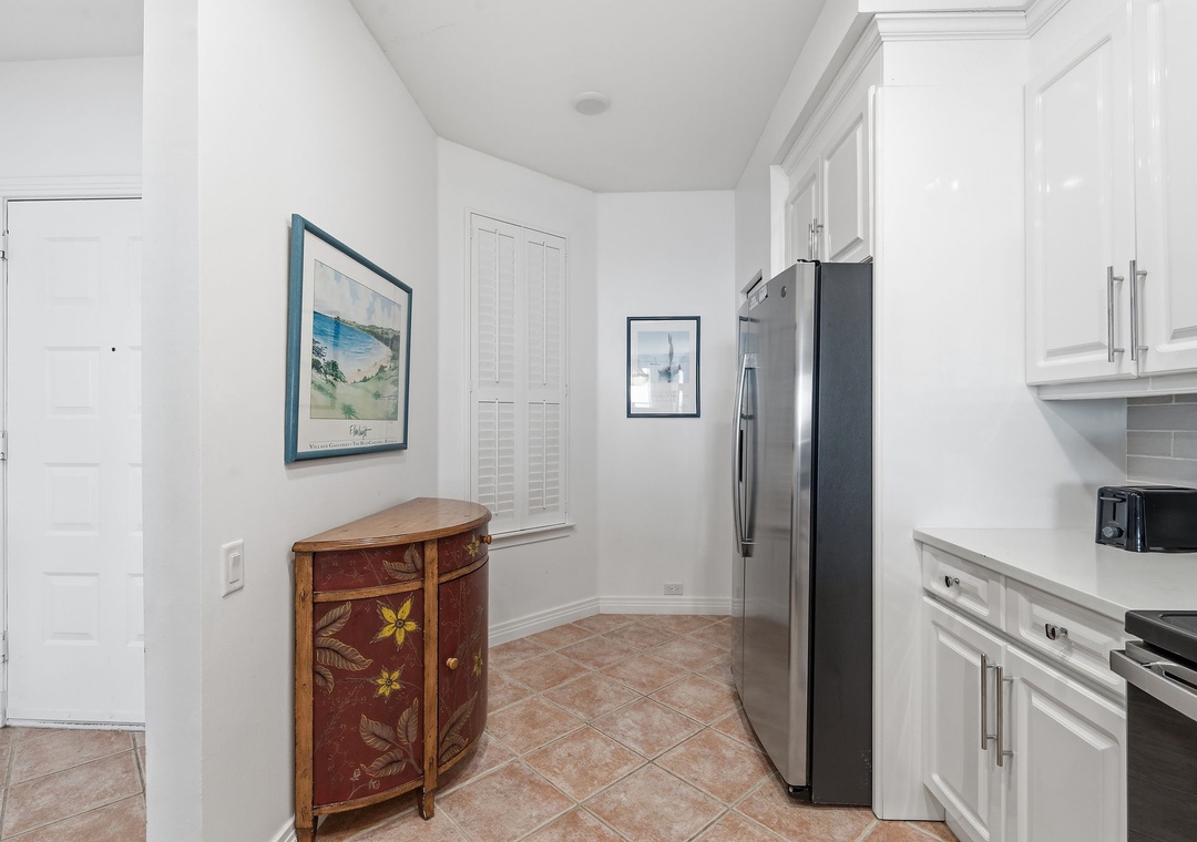Beach Colony T14B- Step into your bright and welcoming kitchen, where modern stainless steel appliances meet classic white cabinetry. You'll find everything you need to whip up meals or grab a quick coffee before exploring the area.