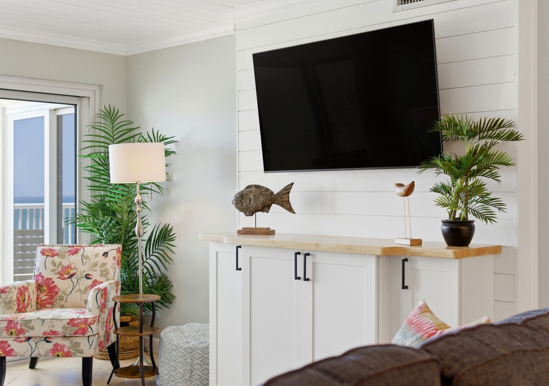 Sandy Key 818- TV in Living Room