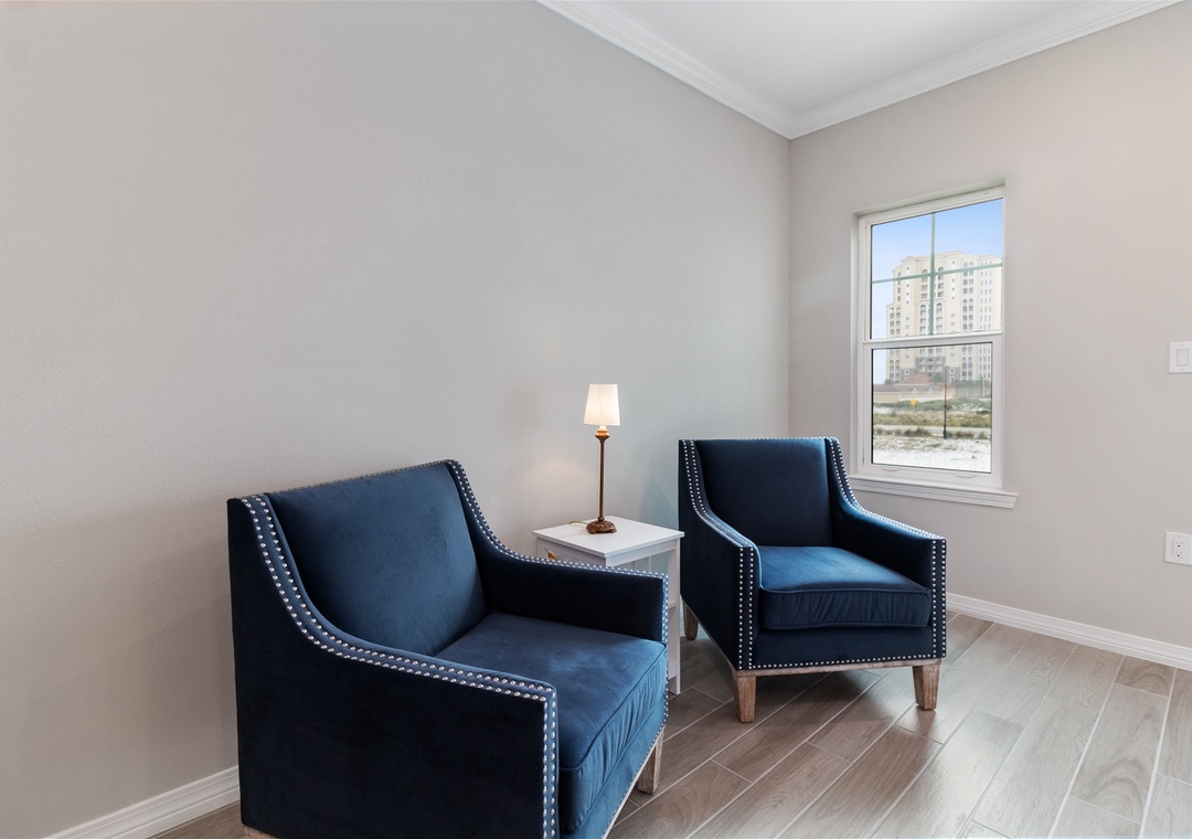 Lost Key Sea-130 Seating Area