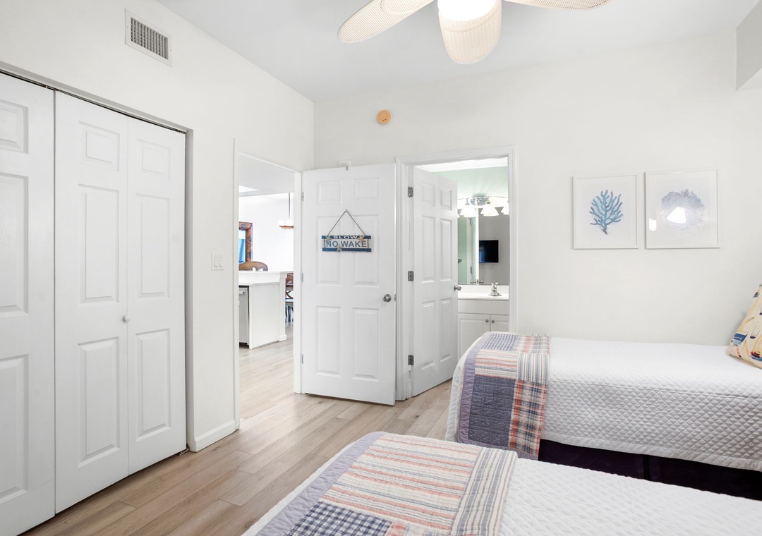 Windemere 803 -Bedroom 2 with Bathroom Access