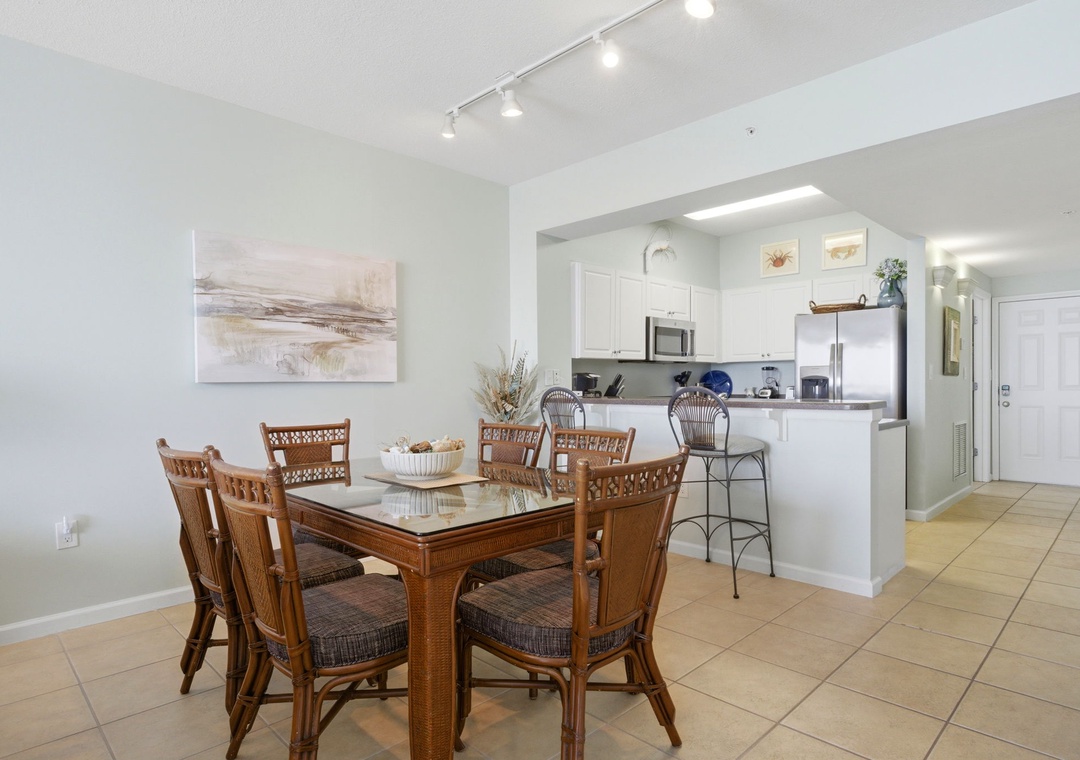 Windemere 906- Dining Room & Kitchen