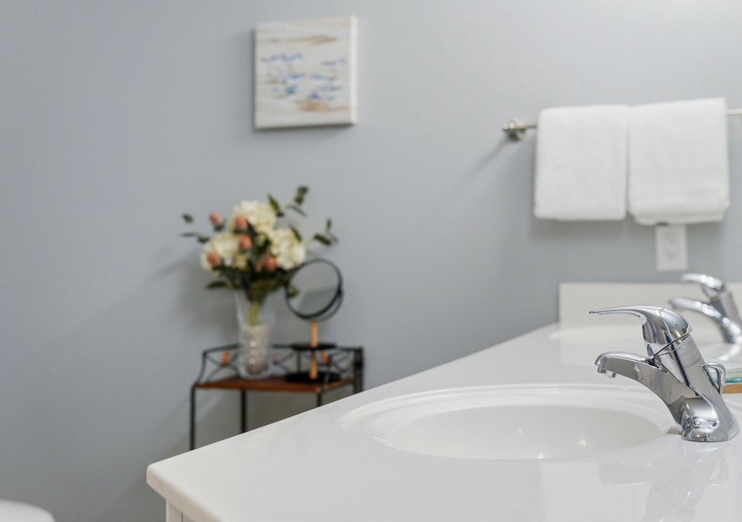 Windemere 906- Bathroom 1