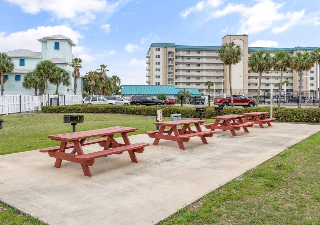 Grand Caribbean East Picnic Tables & Grills