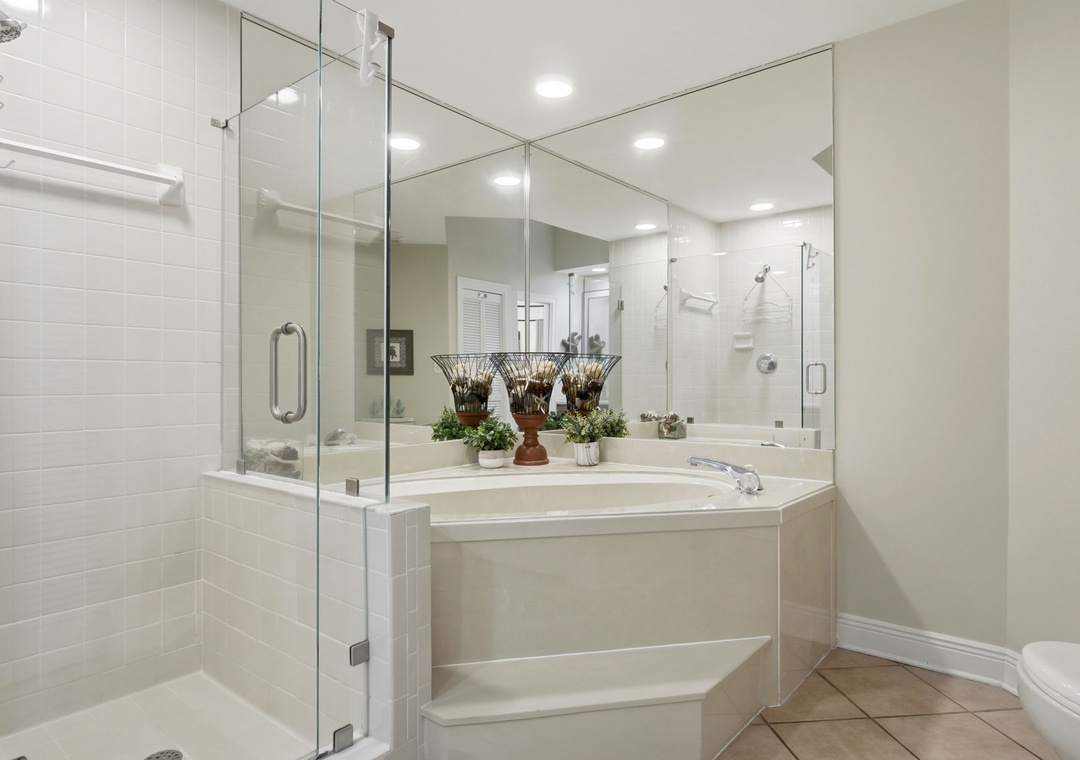 SeaChase 1104C- Bathroom 1 Jetted Tub & Separate Shower