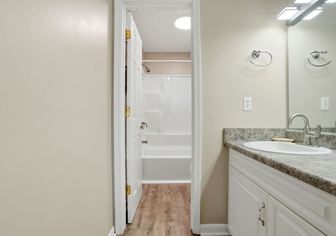 28-web-or-mls-317-e-beach-blvd-304c