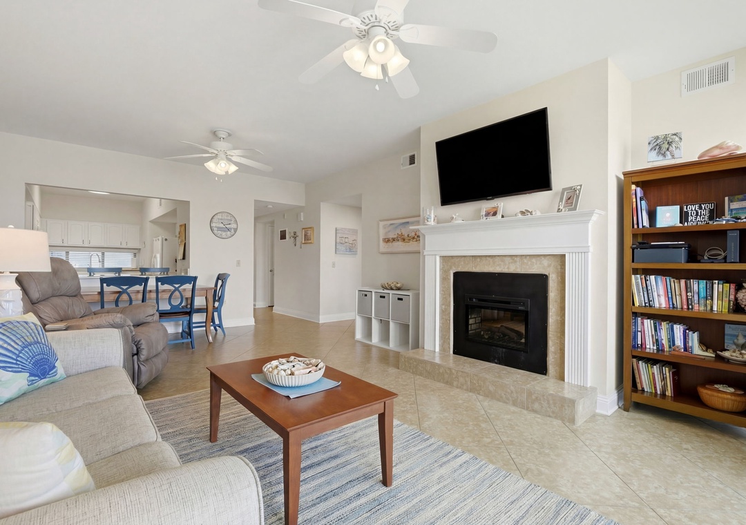 Palm Beach Club 119- Living Room, Fireplace & TV