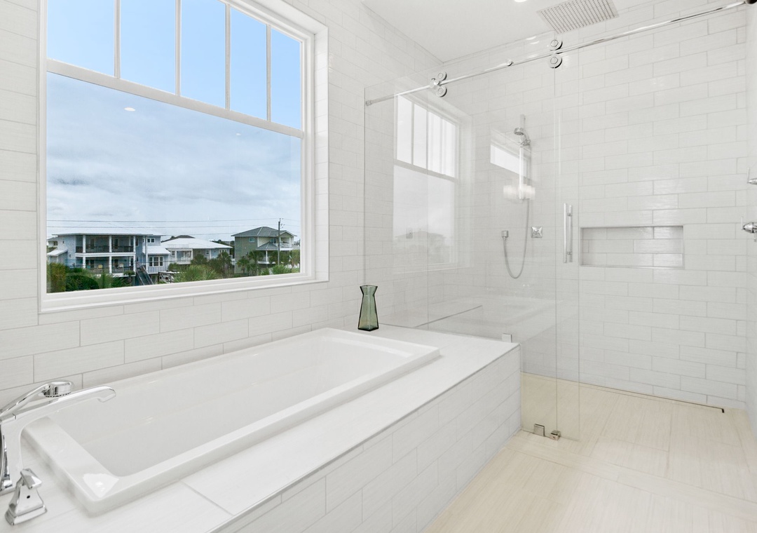 Casa de Madera Pensacola Beach - Main Floor Bathroom 1 Suite